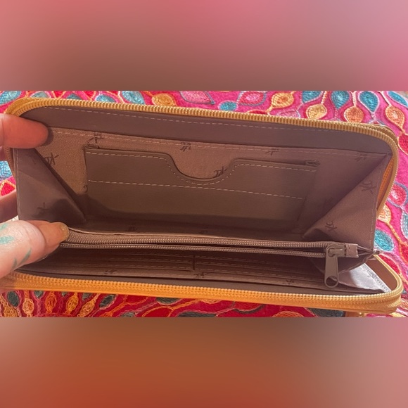 Pale yellow leather Kenneth Cole zippy wallet. Apx 8 x 4.5“. GUC - Picture 8 of 9